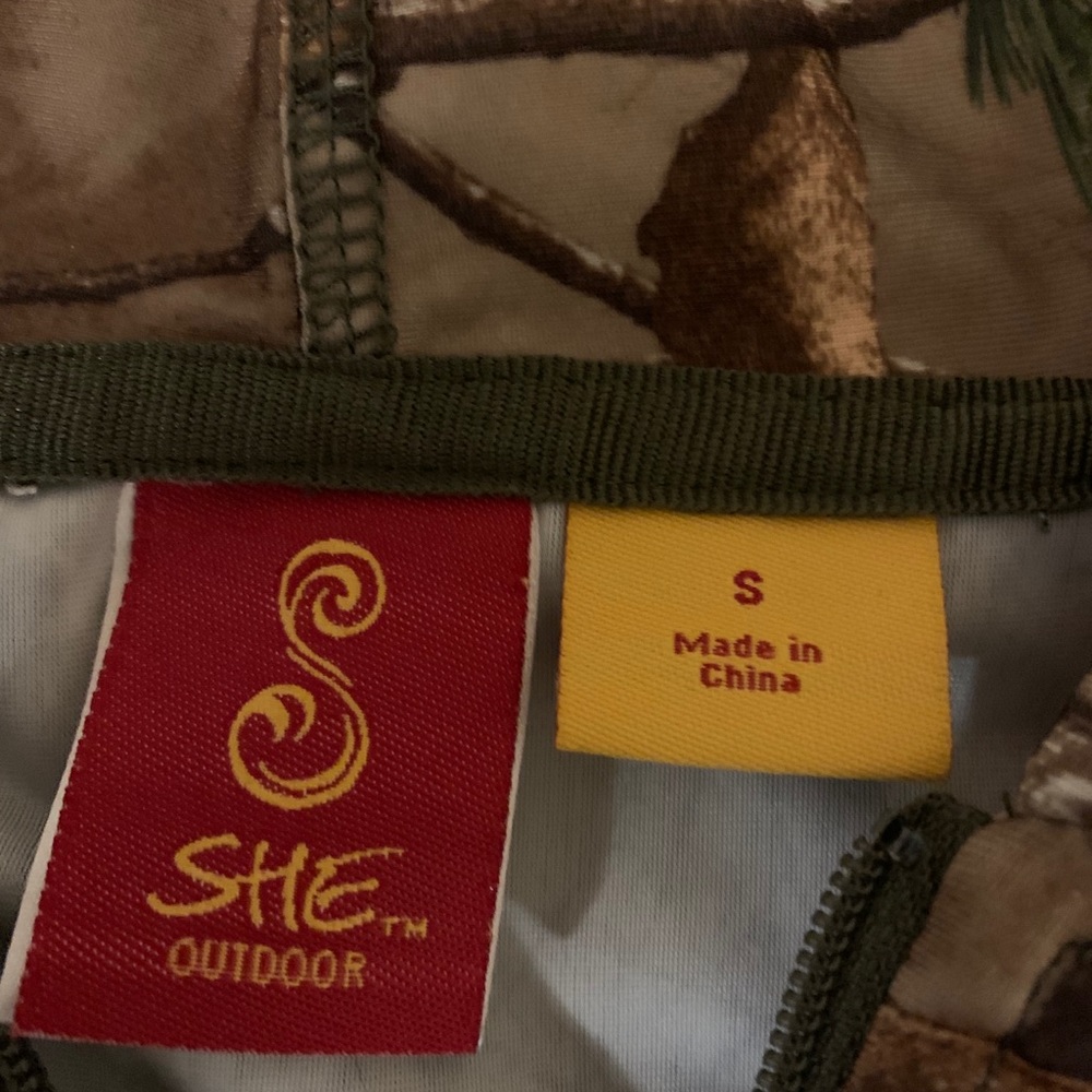 Women’s camo pants and long-sleeve hoodie top. - Picture 4 of 7
